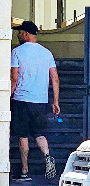 Zalone mentre entra nel palazzo dove ha la sua nuova abitazione, foto da Chi-2 Zalone mentre entra nel palazzo dove ha la sua nuova abitazione, foto da Chi-2