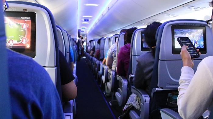Polemica su bambina pianto aereo Cina