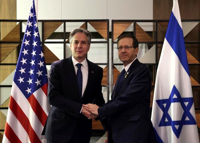 Antony Blinken con il presidente israeliano Isaac Herzog - foto LaPresse (Kevin Mohatt/Pool/Pool Photo via AP) Antony Blinken con il presidente israeliano Isaac Herzog - foto LaPresse (Kevin Mohatt/Pool/Pool Photo via AP)