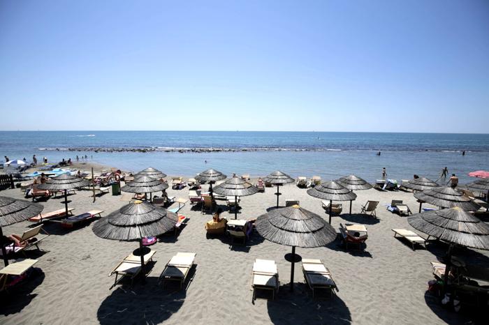 Una spiaggia attrezzata (foto di repertorio LaPresse) Una spiaggia attrezzata (foto archivio LaPresse)
