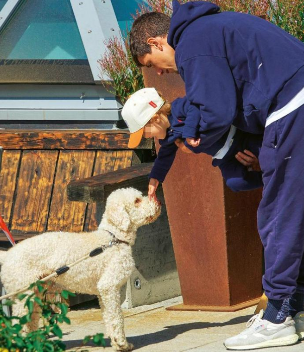 Luigi Berlusconi fa accarezzare il cagnolino al suo bambino berlusconi-33