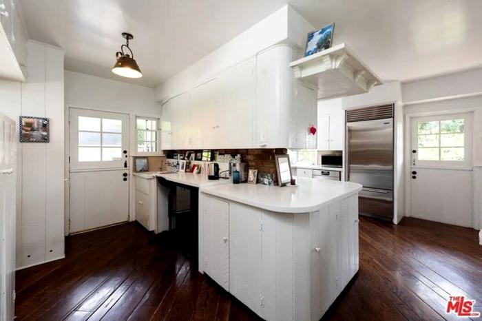La cucina rappresenta in pieno lo stile della casa, foto realtor.com via Instagram casa elon musk-8