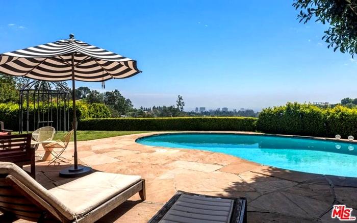 Il giardino include un'ampia piscina, foto realtor.com via Instagram casa elon musk-9