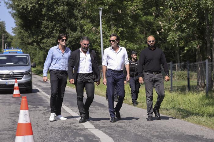 I figli dell'attore francese Alain Delon, Anthony Delon, secondo da destra, e Alain Fabien Delon, a sinistra, arrivano al cancello d'ingresso della proprietà di Delon, a Douchy (foto LaPresse) I figli dell'attore francese Alain Delon, Anthony Delon, secondo da destra, e Alain Fabien Delon, a sinistra, arrivano al cancello d'ingresso della proprietà di Delon, a Douchy (foto LaPresse)
