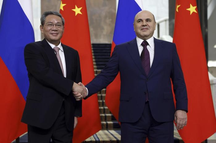 Il premier cinese Li Qiang e quello russo Mikhail Mishustin a Mosca - foto LaPresse (Dmitry Astakhov, Sputnik, Government Pool Photo via AP) Il premier cinese Li Qiang e quello russo Mikhail Mishustin a Mosca - foto LaPresse (Dmitry Astakhov, Sputnik, Government Pool Photo via AP)