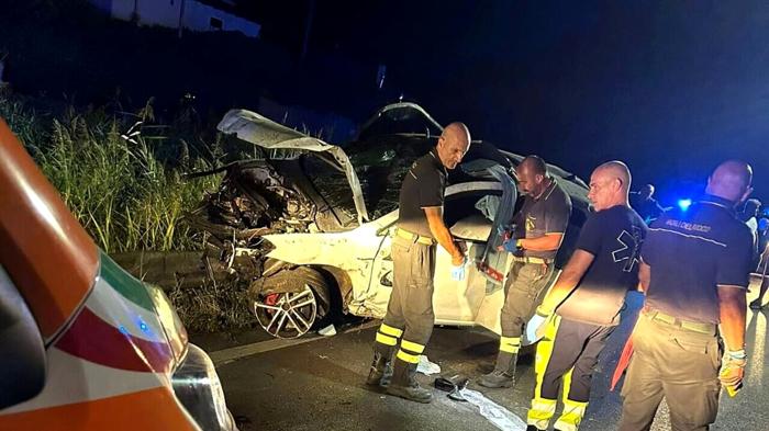 L'auto distrutta dall'impatto, foto LatinaToday L'auto distrutta dall'impatto, foto LatinaToday