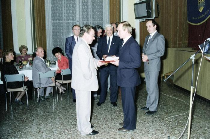 Putin riceve la medaglia d'oro della Società per l'amicizia tedesco-sovietica a Desdra negli anni '80 / Fonte: Archivio federale della Germania Putin riceve la medaglia d'oro della Società per l'amicizia tedesco-sovietica a Desdra negli anni '80 / Fonte: Archivio federale della Germania-2