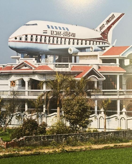 L'aereo è uno dei soggetti più tradizionali, foto @macatrem2212 via Instagram serbatoio acqua india-3