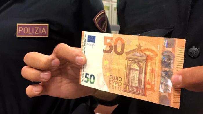 Cittadini onesti a Brescia: ritrovati 2mila euro abbandonati in strada