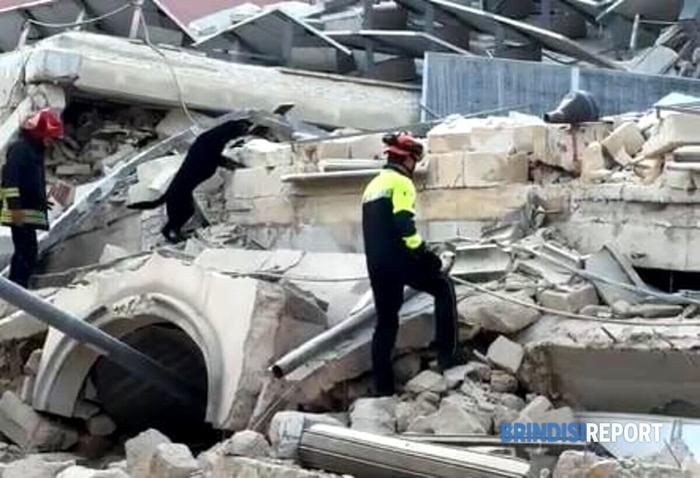 Vigili del fuoco scavano tra le macerie dello stabile crollato a Latiano Vigili del fuoco scavano tra le macerie dello stabile crollato a Latiano