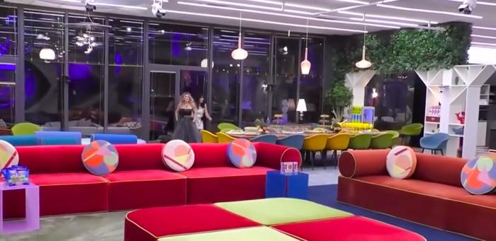 Le grandi vetrate illuminano la stanza, foto @grandefratellotv via Instagram casa grande fratello-5