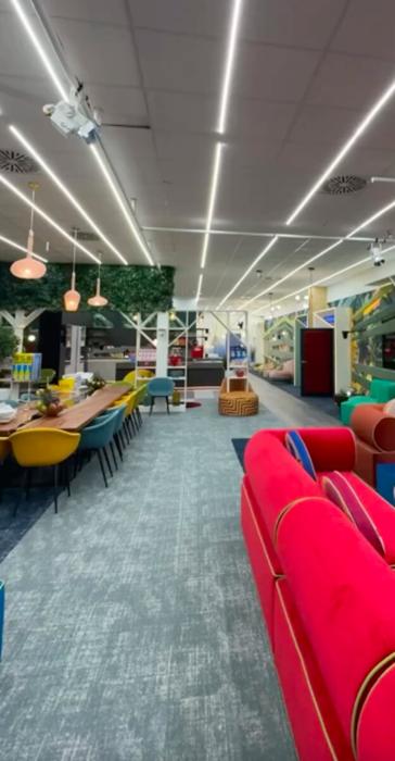 Il grande tavolo con sedie colorate, foto @grandefratellotv via Instagram casa grande fratello-7