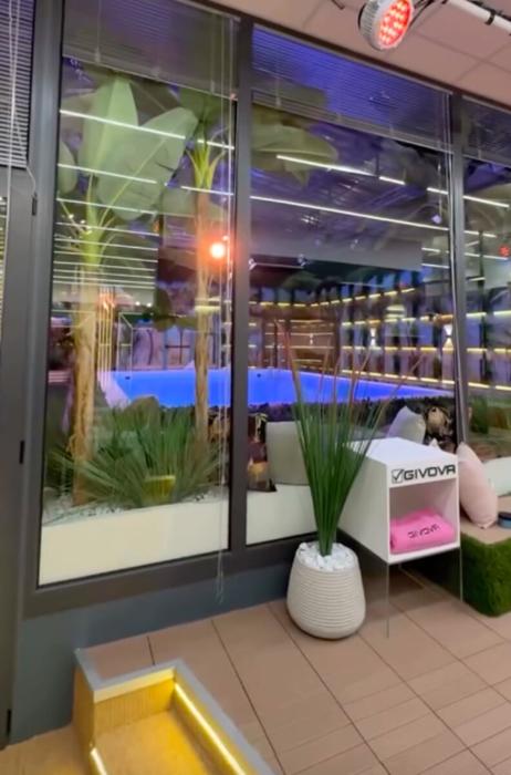 La piscina, foto @grandefratellotv via Instagram casa grande fratello-9
