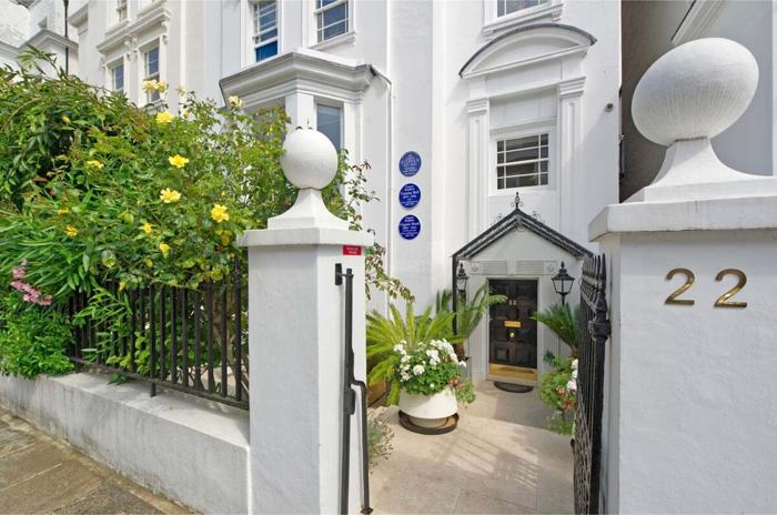 Sulla facciata ci sono delle targhe, foto savills casa virginia woolf-4