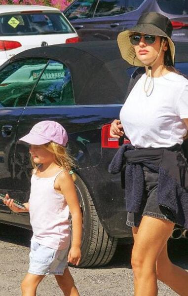 Eleonora Berlusconi e una delle figlie, foto da Chi-2 Eleonora Berlusconi e una delle figlie, foto da Chi-2