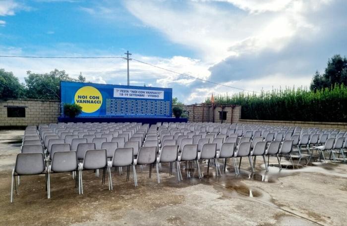 Il palco inizialmente previsto per ospitare gli eventi, inutilizzabile causa maltempo festa-vannacci-palco