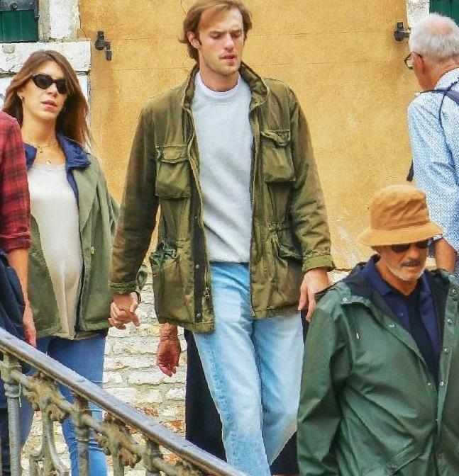 Lui non le lascia mai la mano fiorello 2-2