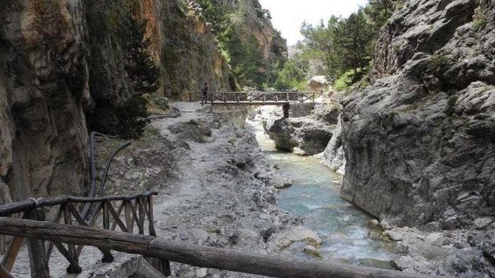 Tragedia nella Gola di Samaria: turista ucraina muore per crollo massi