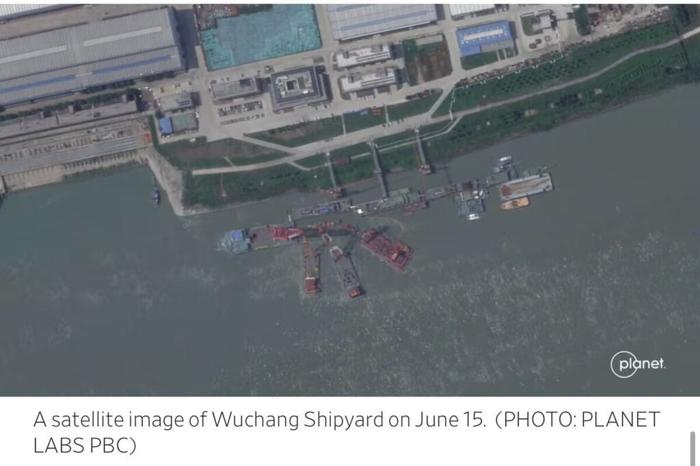 Un'immagine della Planet Labs e diffusa dal Wall Street Journal risalente al 15 giugno sulle attività delle gru nel molo cinese nelle vicinanze di Wuhan, Hubei, Cina GYc1whla0AAp0ON