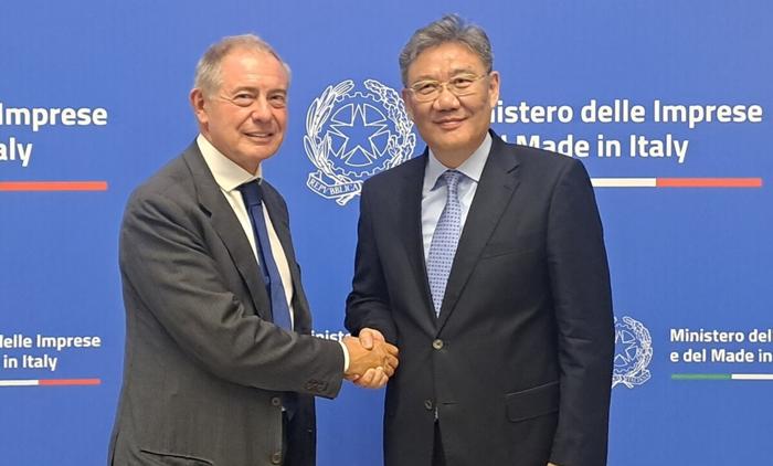 Il ministro delle Imprese e del Made in Italy Adolfo Urso e il ministro del Commercio della Repubblica popolare cinese Wang Wentao a Palazzo Piacentini - foto governo Il ministro delle Imprese e del Made in Italy Adolfo Urso e il ministro del Commercio della Repubblica popolare cinese Wang Wentao a Palazzo Piacentini - foto governo
