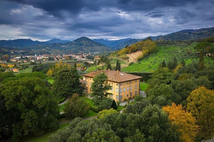 La villa è immersa nel verde, foto @villaoliva_lucca via Instagram matrimonio buffon d'amico-5
