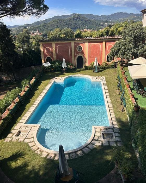La villa è arricchita da una bellissima piscina, foto @villaoliva_lucca via Instagram matrimonio buffon d'amico-6