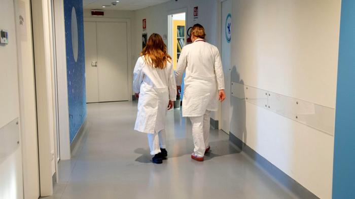 Aggressione a Medico in Ospedale: Denunciato in Libertà