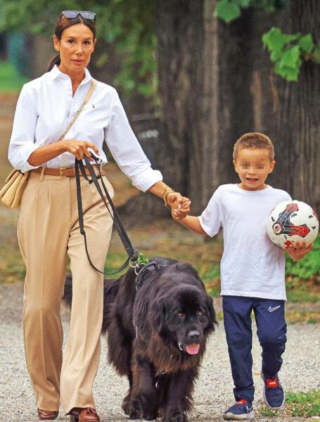 Nicole al parco con il figlio e il cane, foto da Chi Nicole al parco con il figlio e il cane, foto da Chi