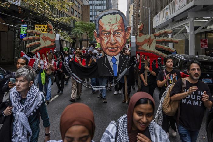 La protesta contro Netanyahu per le strade di Manhattan (LaPresse) Netanyahu-protesta-lapresse-2