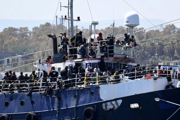 Uno sbarco di migranti a Catania (LaPresse) Nuovo sbarco di migranti a Catania LaPresse