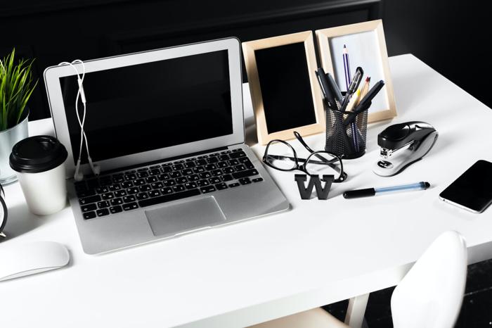 Per lavorare e studiare bene la scrivania deve essere ordinata organizzare scrivania ritorno scuola-3