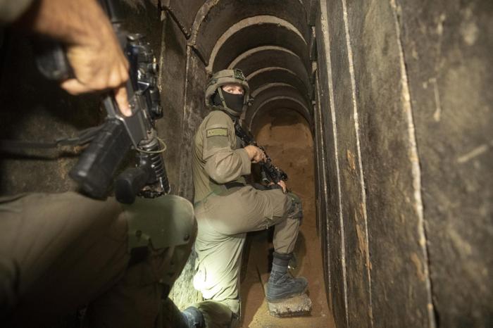 Soldati israeliani in uno dei tunnel di Hamas a Gaza - foto Lapresse (AP Photo/Victor R. Caivano) Soldati israeliani in uno dei tunnel di Hamas a Gaza - foto Lapresse (AP Photo/Victor R. Caivano)
