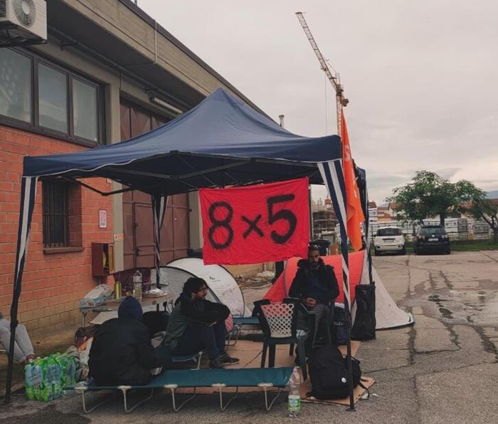 Uno dei picchetti con lo slogan della protesta (Fonte Instagram) 8X5_lavoro