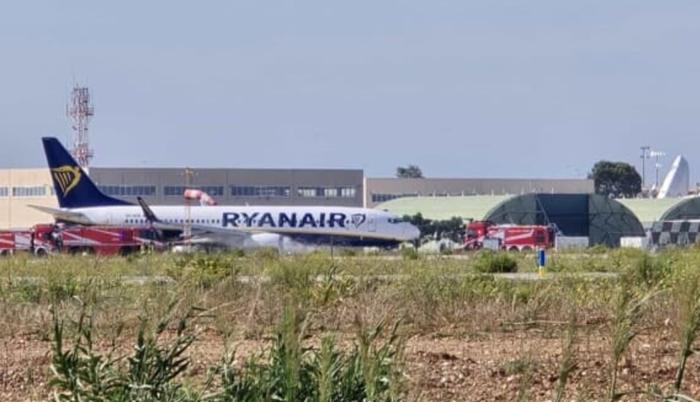 I vigili del fuoco sulla pista (foto Brindisi Report) aereo ryanair-3