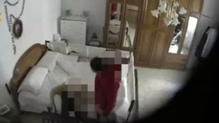 Badante salva anziana vittima di violenze: figlio arrestato