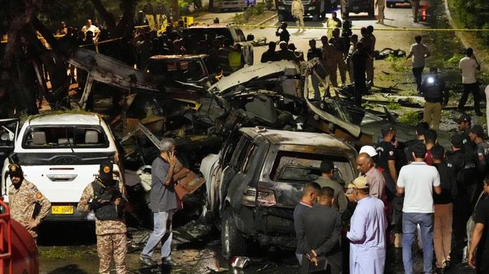 Attentato a Karachi: Cittadini cinesi uccisi, tensioni e progetti infrastrutturali