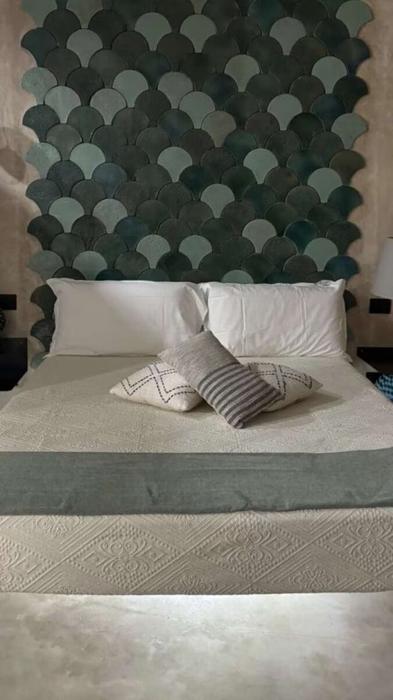 La parete dietro al letto è rivestita con piastrelle, foto @belenrodriguezreal Via Instagram camera da letto belen-3