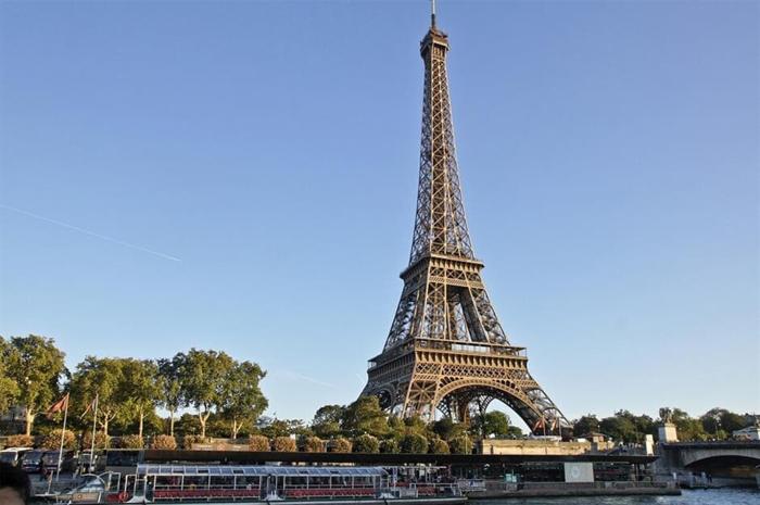 Torre Eiffel, foto loveproperty.com case segrete-10