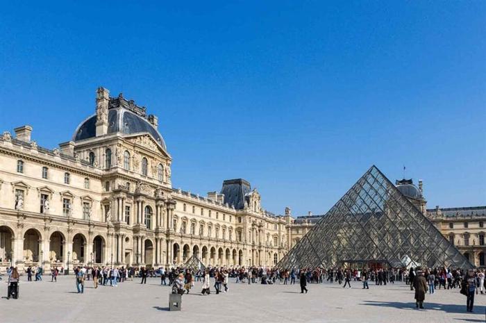 Museo del Louvre, foto loveproperty.com case segrete-8