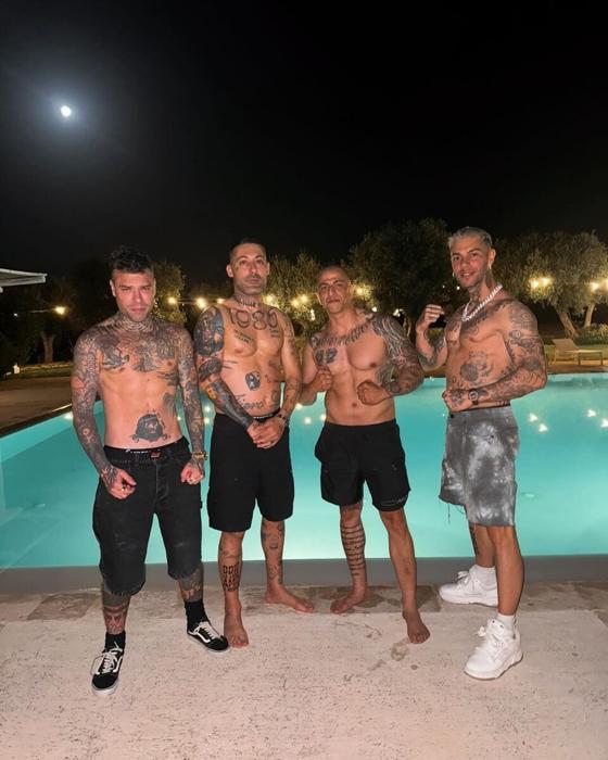 Fedez, Fabiano Capuzzo, Christian Rosiello ed Emis Killa Fedez, Fabiano Capuzzo, Christian Rosiello ed Emis Killa in una foto dai social