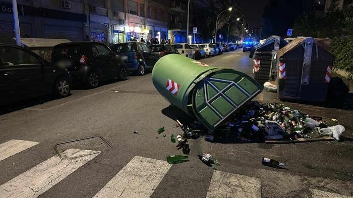 La campana del vetro rovesciata dalla banda di latinos in via Stilicone, Roma (fonte: RomaToday) Guerriglia rissa Don Bosco via Stilicone 2