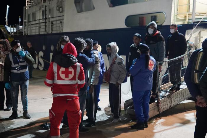 Uno sbarco a Crotone (LaPresse) humanity-lapresse