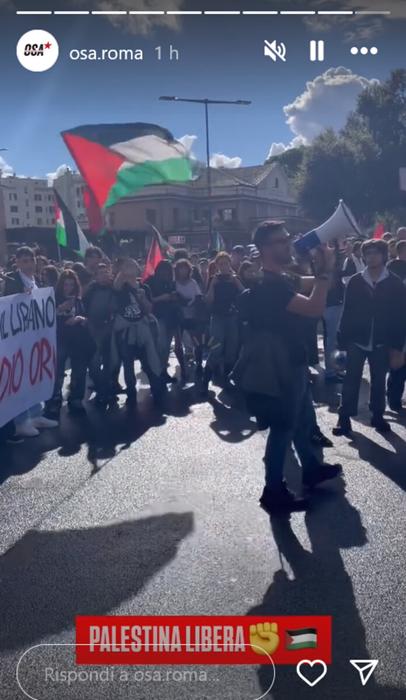 I manifestanti in piazza (Collettivo Osa su Instagram) I manifestanti in piazza (Collettivo Osa su Instagram)