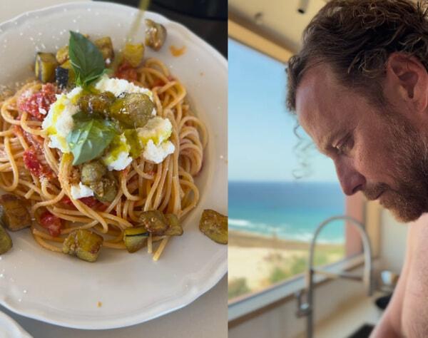 La pasta fatta con i pomodorini raccolti, Jan mentre cucina dalla loro cucina vista mare-2 La pasta fatta con i pomodorini raccolti, Jan mentre cucina dalla loro cucina vista mare-2