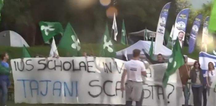 Lo striscione dei giovani leghisti (screenshot da video askanews) Lo striscione dei giovani leghisti (screenshot da video askanews)-2