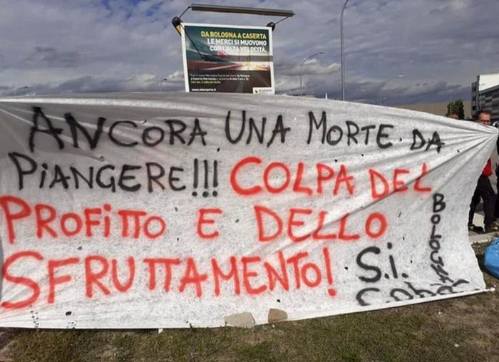 Lo striscione Si Cobas Lo striscione Si Cobas