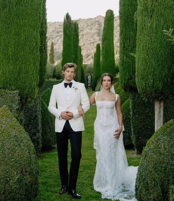 I neo sposi nel giardino della villa, foto @milliebobbybrown via Instagram matrimonio millie bobby brown-4