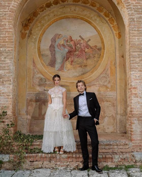 Una foto degli sposi in una delle cappelle votive che circondano la villa, foto @jakebongiovi Via Instagam matrimonio millie bobby brown-8