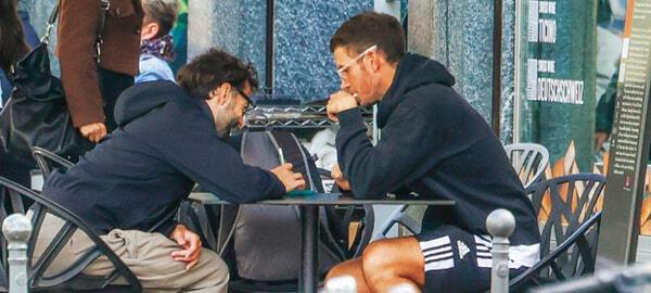 Mengoni con l'amico Marco a Milano, foto da Chi-2 Mengoni con l'amico Marco a Milano, foto da Chi-2