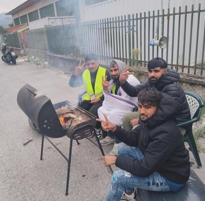 Gli operai in sciopero (Foto Instagram / Cobas Prato) OPERAI_SCIOPERO